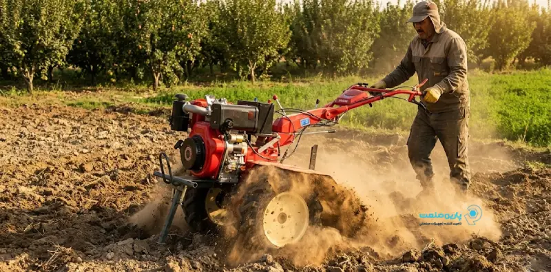 تیلر کولتیواتور دیزلی در حال شخم زدن زمین کشاورزی